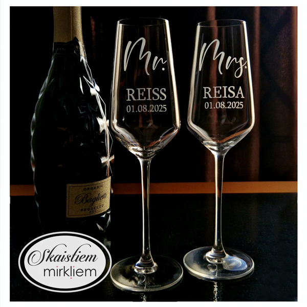 Personalizētas kāzu glāzes ar gravējumu "Mr. Reiss", "Mrs. Reisa" un kāzu datumu