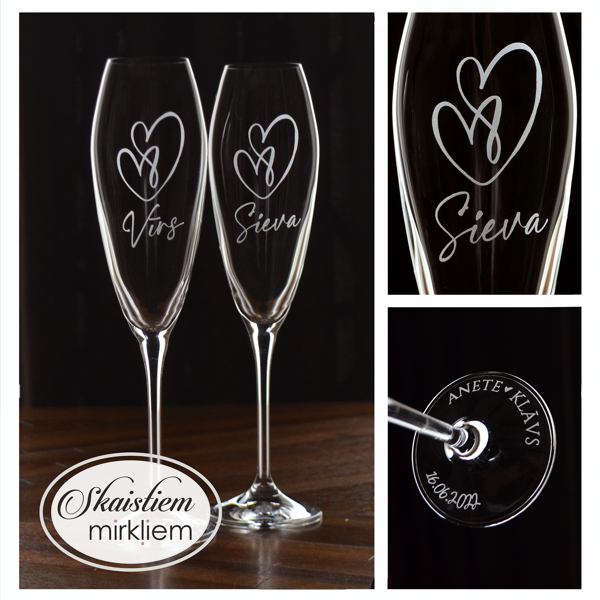 Eleganti gravētas kāzu glāzes ar sirds kontūru, kurā iekļauti vārdi un datums