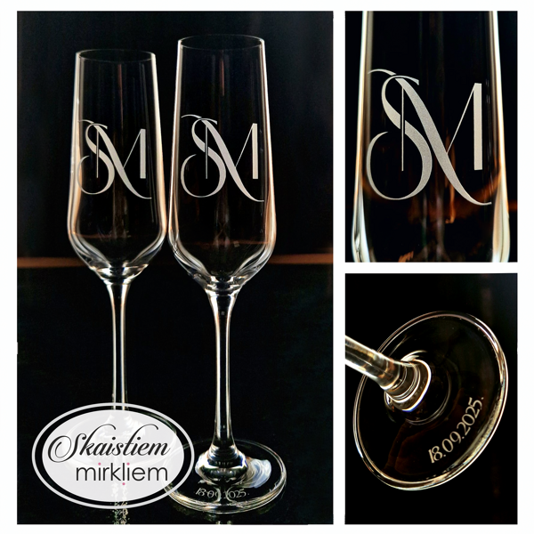 Elegants gravējums ar iniciāļiem S un M un kāzu datumu uz glāzes pamatnes