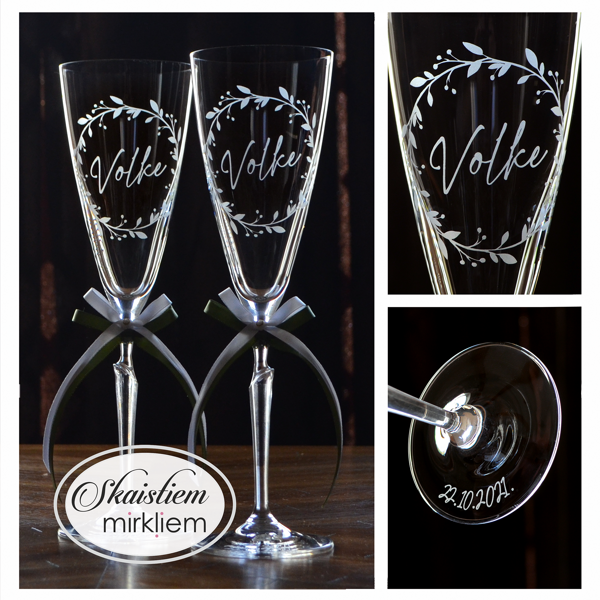 Kāzu glāzes Volke pārim ar uzvārda gravējumu lapu vainagā un datumu