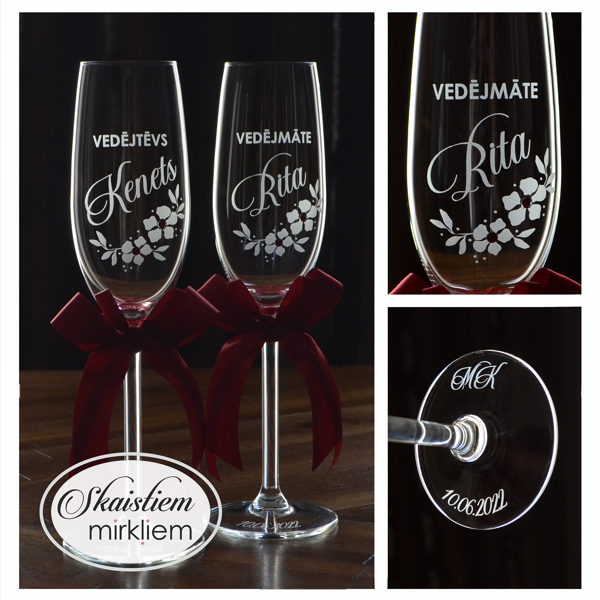 Gravētas vedēju glāzes Kenetam un Ritai ar ziedu motīvu un bordo lentēm