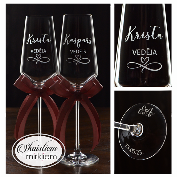 Vedēju glāzes Kristai un Kasparam ar vecrozā toņa lentēm un romantisku vārdu gravējumu