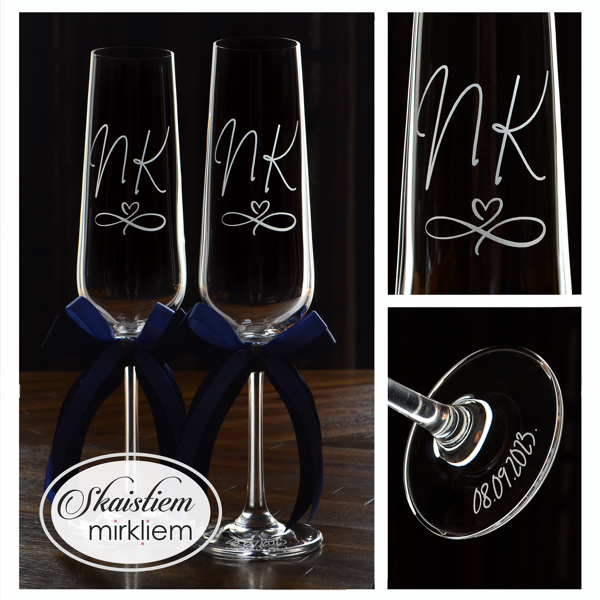 Kāzu glāzes ar iniciāļiem N un K, dekorētas ar vijīgu līniju motīvu un tumši zilām lentēm