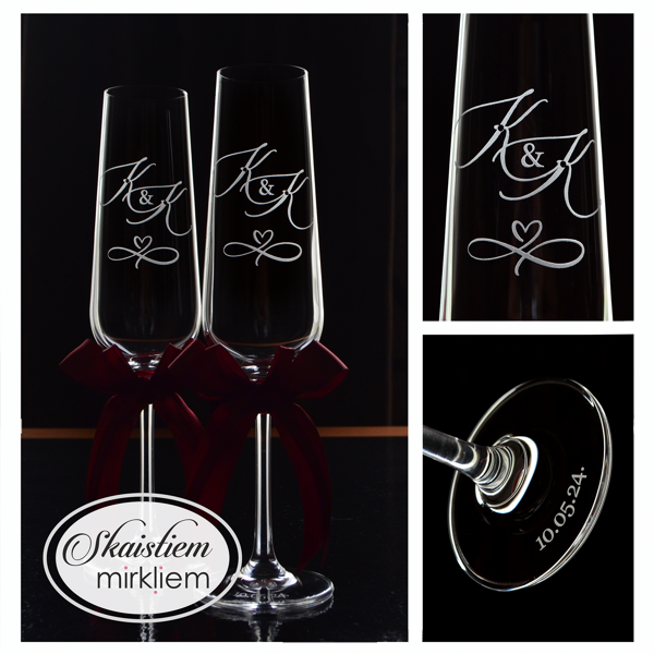 Personalizētas glāzes ar iniciāļiem K un K, sirds motīvu un svinīgām tumši sarkanām lentēm