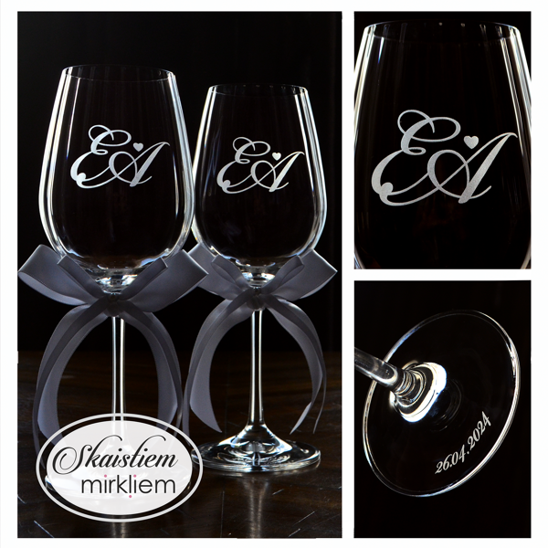 Vīna glāzes ar iniciāļiem E un A un smalku sirds motīvu, dekorētas ar baltām lentēm