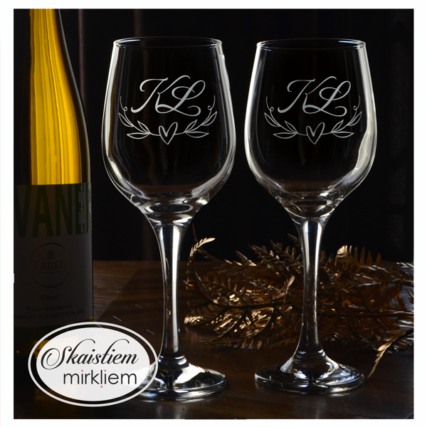 Vīna glāzes ar iniciāļiem K un L, ietvertiem dekoratīvā lapu vainagā