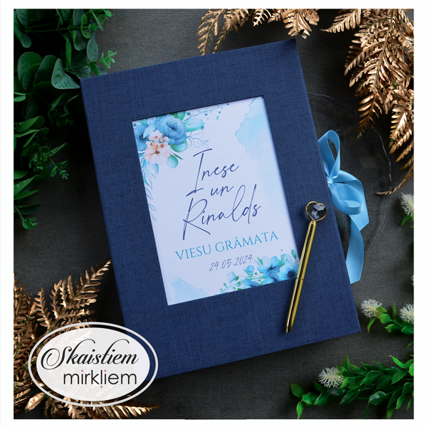 Tumši zila viesu grāmata ar gaiši zilu ziedu printu un pieskaņotu zilu atlasa lenti