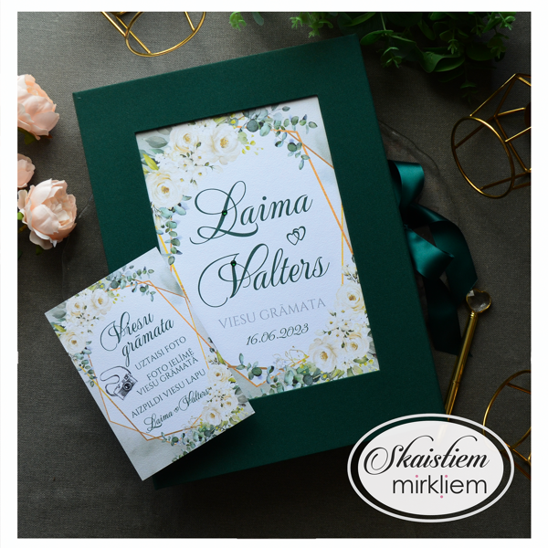 Viesu grāmata kāzām zaļos vākos ar baltu ziedu printu
