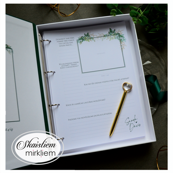 Viesu grāmatas lapa ar eikalipta zariņu motīvu un vietu WIDE momentfoto