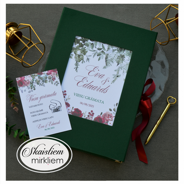 Viesu grāmata kāzām ar zaļu vāku un sarkanu ziedu, lapu printu centrā