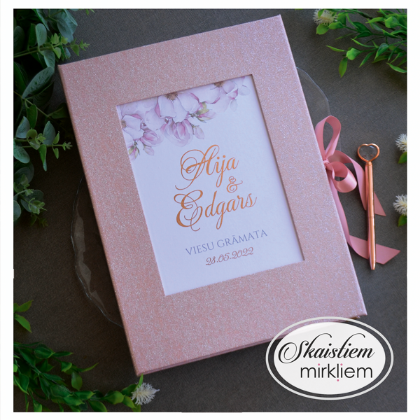 Rozā viesu grāmata ar mirdzumu, rose gold iniciāļiem un ābeļziedu printu