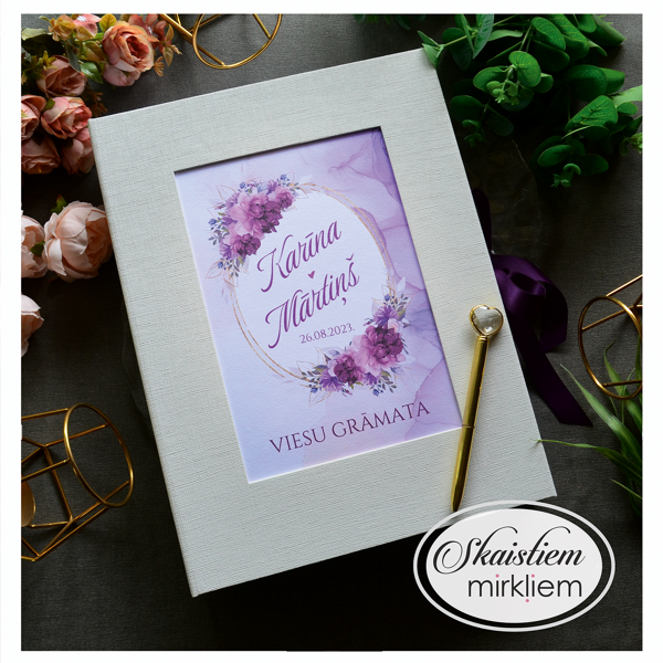 Gaiša viesu grāmata ar violeta toņa ziedu printu un vārdiem