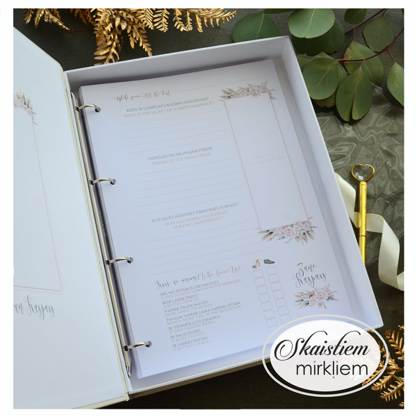 Atvērta viesu grāmata ar izņemamām lapām Boho kāzu tematikā