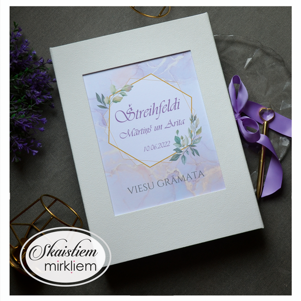 Gaiša viesu grāmata ar violeta toņa printu un individuāli pielāgotu anketu saturu