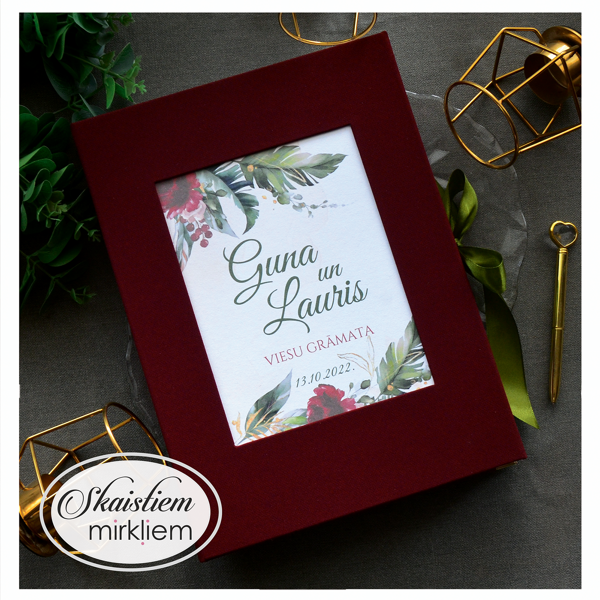 Kāzu viesu grāmata no sarkana auduma ar zaļu lapu un ziedu printu uz vāka
