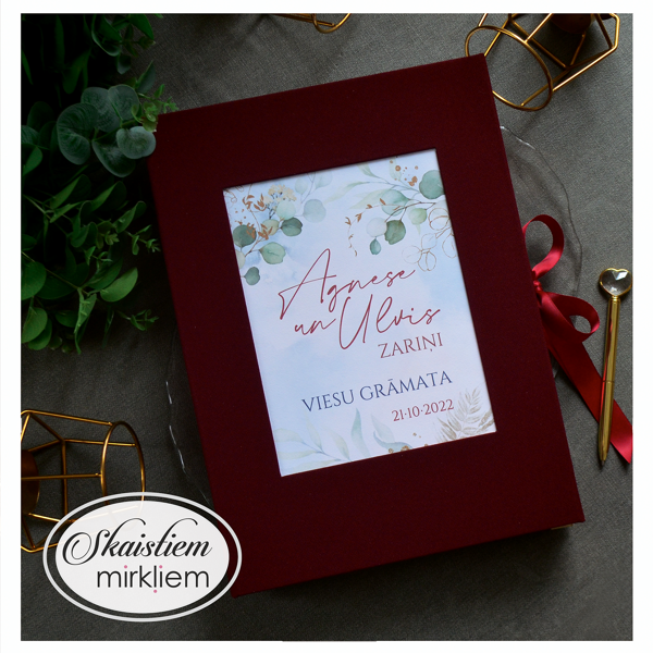 Eleganta sarkana auduma viesu grāmata ar smalku eikalipta lapu printu un vietu momentfoto 