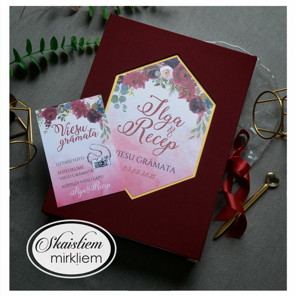 Sarkana tekstila grāmata ar zelta sešstūra rāmi, sārtu rožu printu un izņemamām lapām