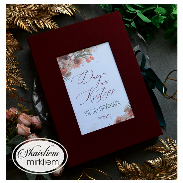 Sarkana tekstila viesu grāmata ar personificētu boho stila ziedu dizaina printu