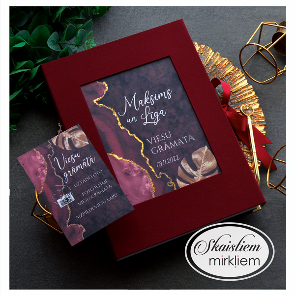 Grezna sarkana auduma viesu grāmata ar tumšu printu modernā stilā