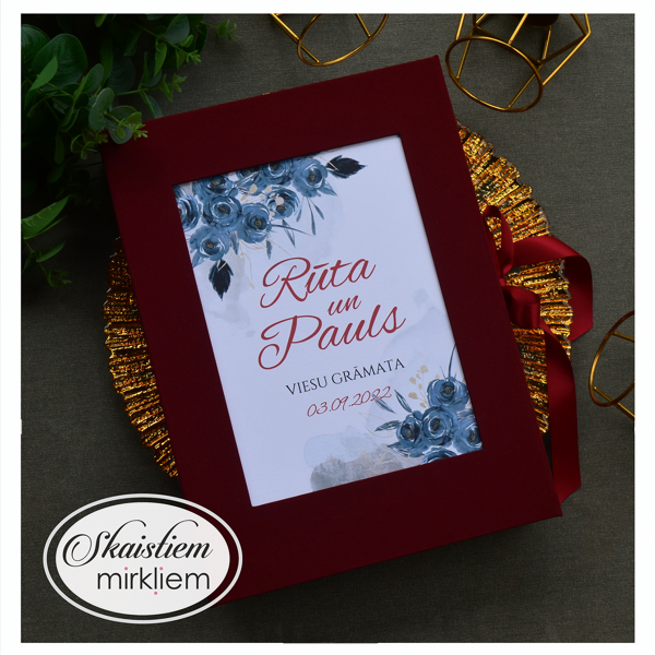 Grezna sarkana auduma viesu grāmata ar kontrastējošu zilo ziedu motīva printu