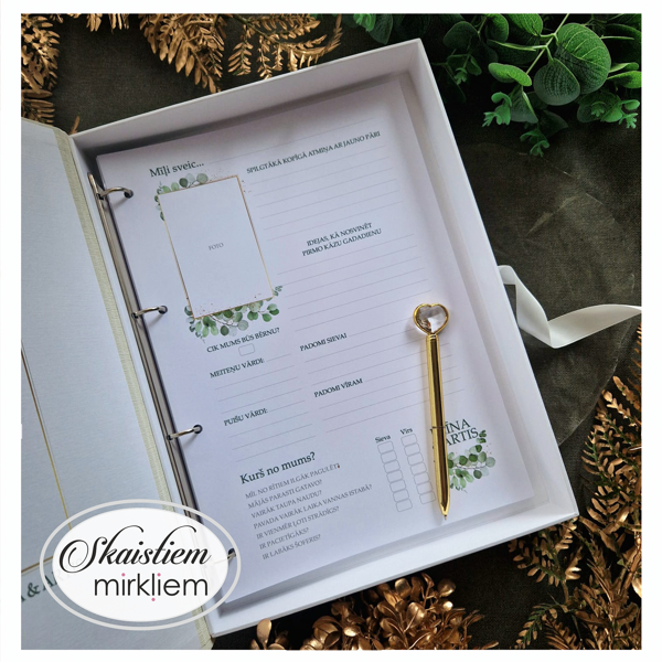 Personalizētas viesu grāmatas saturs ar izņemamām lapām un vietu bildei, jautājumiem