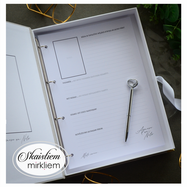 Minimālisma stila kāzu viesu anketas dizains ar modernu fontu