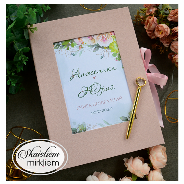 Vecrozā krāsas viesu grāmata ar vārdiem un maigu ziedu motīvu printu