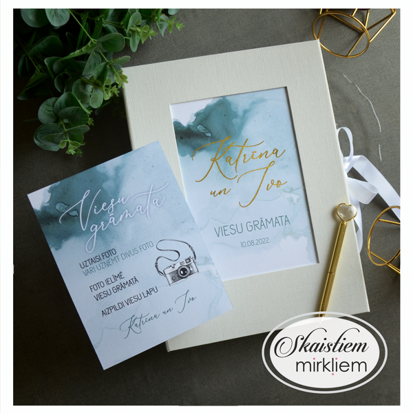 Gaiši pelēka viesu grāmata ar modernu zili zaļu akvareļa laukuma printu un zelta tekstu