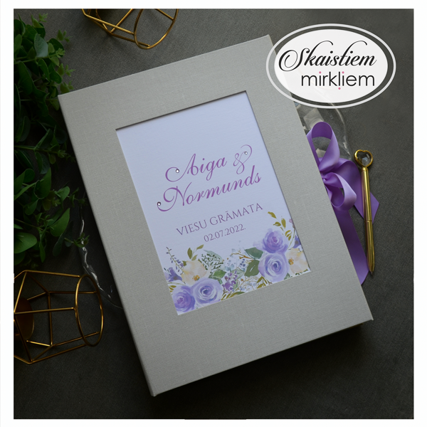 Viesu grāmata no pelēka materiāla ar lillā ziedu printu un anketu lapām