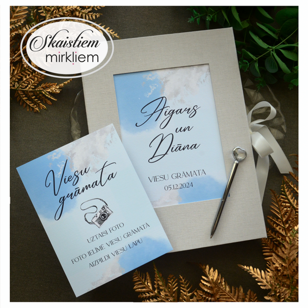 Viesu grāmata pelēkā tonī ar zilu akvareļa laukumu un instrukcijas kartīti