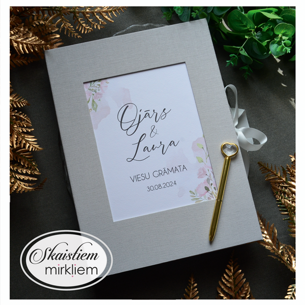 Pelēka viesu grāmata ar maigi sārtu akvareļa dizaina printu un personalizētu vāka apdruku