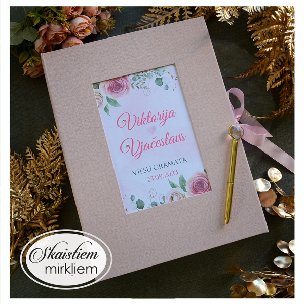 Rozā viesu grāmata ar ziedu printu un personalizētu tekstu centrā