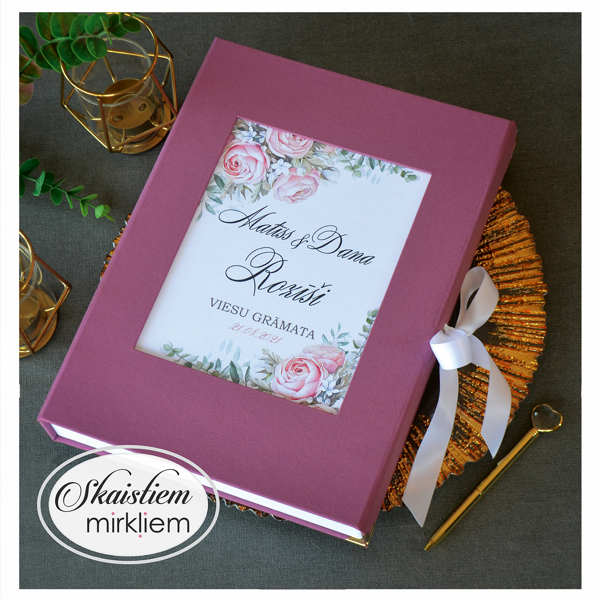 Tumši rozā auduma viesu grāmata ar krāšņu ziedu vainaga printu un vietu viesu novēlējumiem