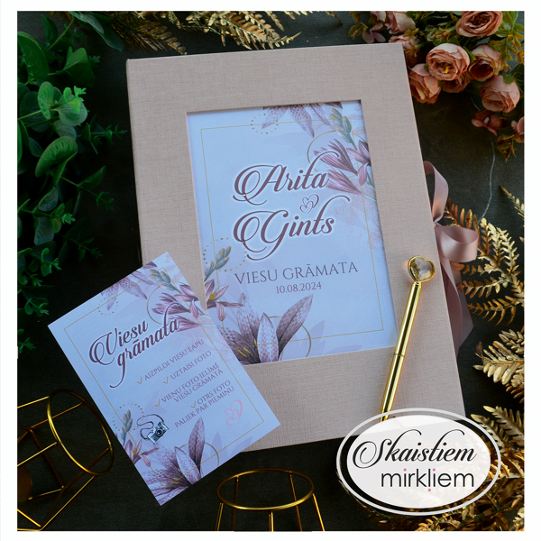 Rozā viesu grāmata ar romantisku ziedu printu un anketu lapām iekšpusē