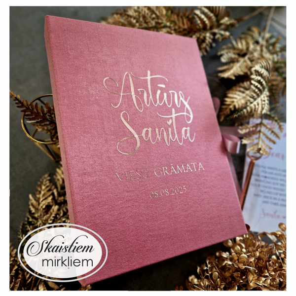 Rozā auduma viesu grāmata ar greznu folijas druku un anketām