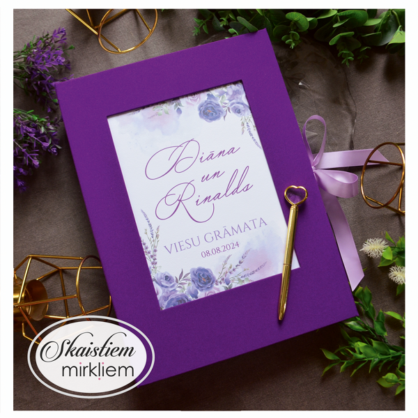 Viesu grāmata lillā tonī ar akvareļu stila fonu, ziediem un viesu anketas lapām