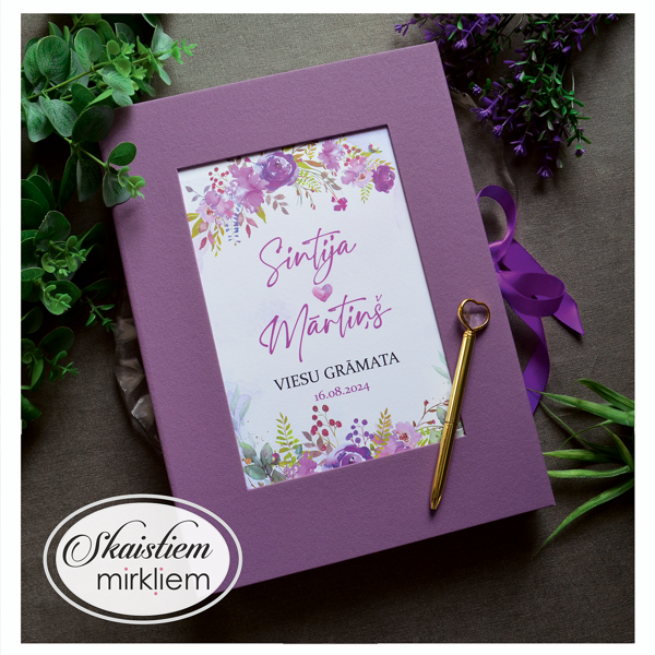 Violeta dekoratīvā materiāla viesu grāmata ar elegantu ziedu printu un vārdiem