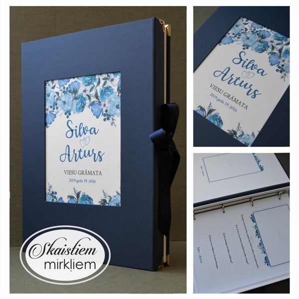 Zilā toņa viesu grāmata ar vertikālu zilu ziedu printu vāka centrā un tumši zilu lenti