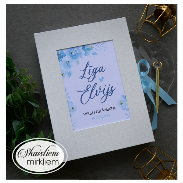 Gaiši balta viesu grāmata ar maigu akvareļu ziedu printu un vārdiem