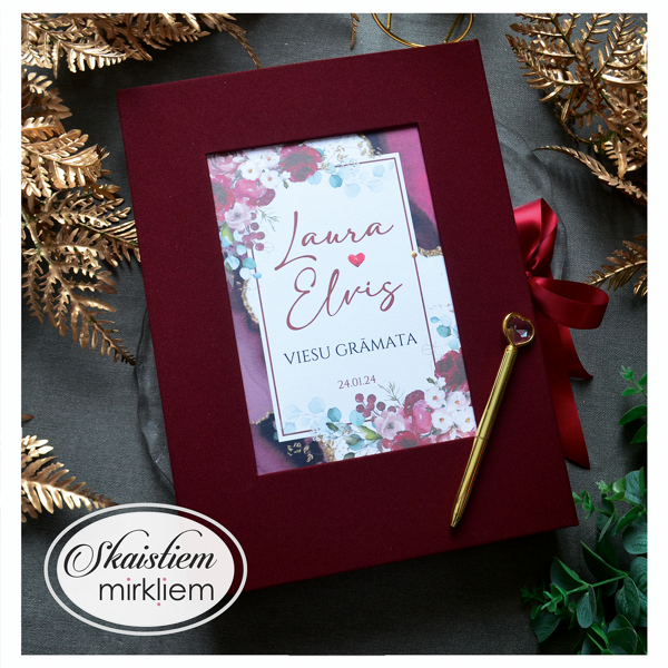 Sarkana auduma viesu grāmata ar purpura ziedu printu un vietu momentfoto lapās