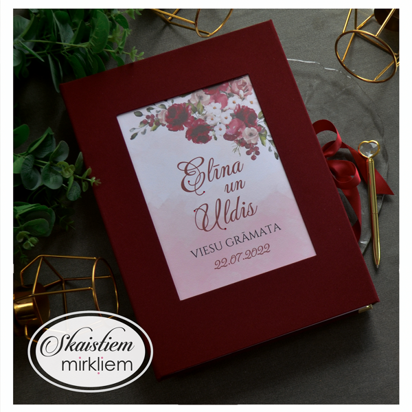 Sarkana tekstila viesu grāmata ar maigu akvareļu ziedu motīvu un izņemamām anketu lapām