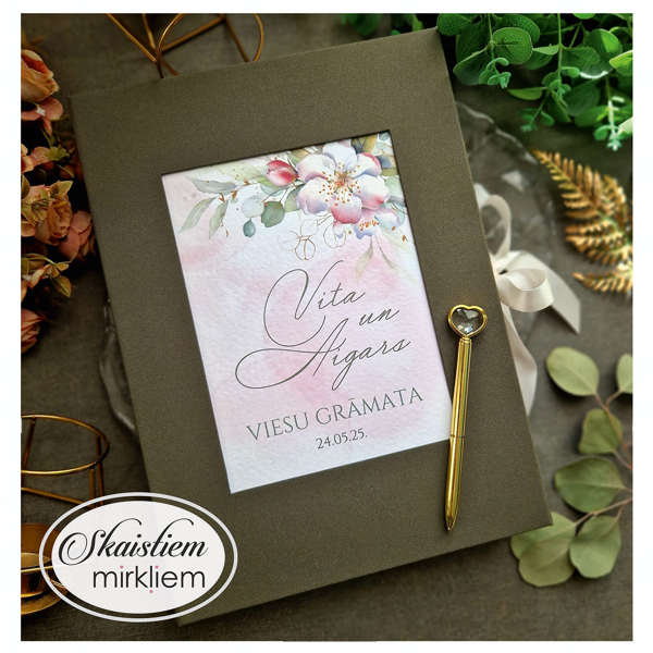 Olīvzaļas viesu grāmatas vāks ar ābeļziedu kompozīciju un anketām