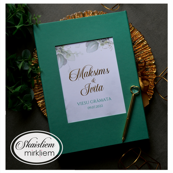 Smaragdzaļa viesu grāmata ar elegantu kaligrāfijas druku un saskaņotu atlasa lenti