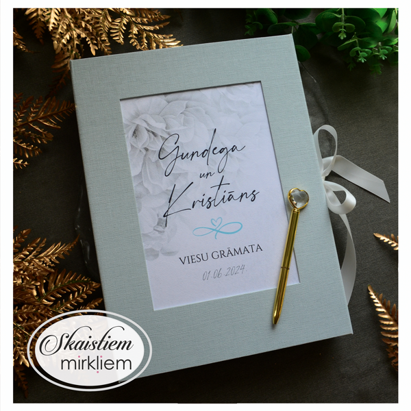 Viesu grāmata zilā tonī ar pelēku akvareļu fonu un vārdiem