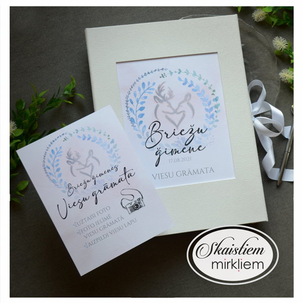 Viesu grāmata gaišā tonī ar zilu briežu motīva vainaga printu un parauga anketas lapu