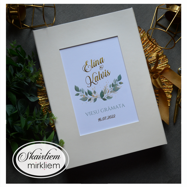 Smilšu krāsas viesu grāmata ar eikalipta lapu vainaga printu un zelta burtiem
