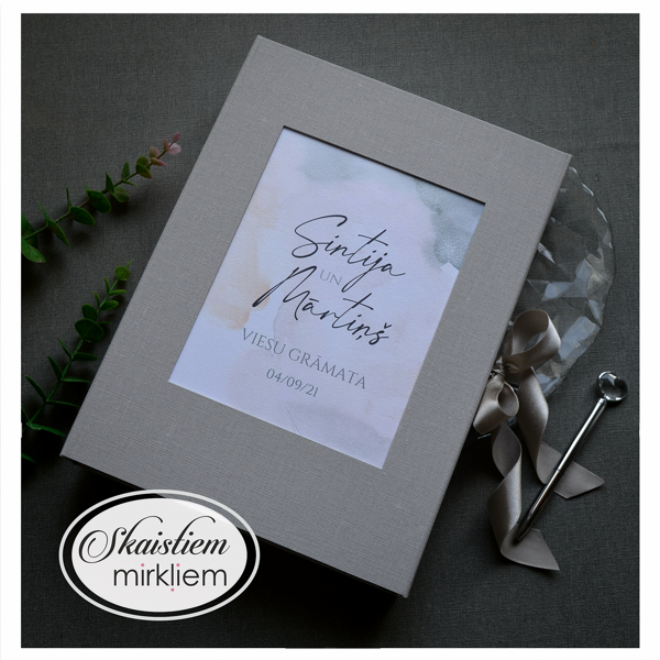 Gaiši pelēka dekoratīvā materiāla viesu grāmata ar romantisku akvareļa fonu