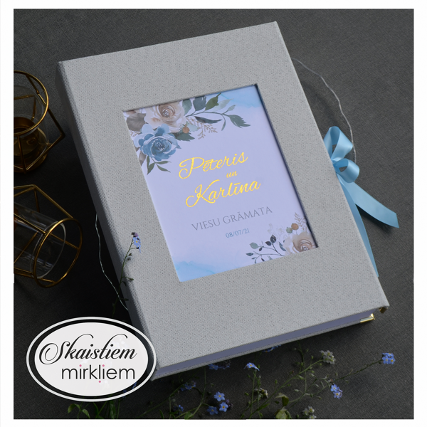Pelēcīga dekoratīvā auduma viesu grāmata ar zelta folijas druku un zilu ziedu printu