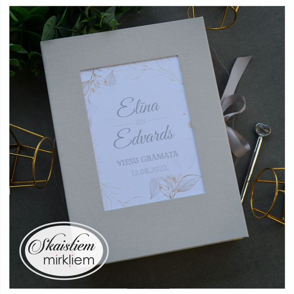Gaiši elēka viesu grāmata ar smalku zelta lapu printu un strukturētām anketu lapām