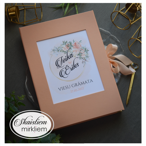 Persiku toņa dekoratīvā auduma viesu grāmata ar maigu ziedu kompozīcijas printu